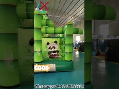 Ein aufblasbares Sprunghaus mit einem Panda-Bamboo-Slide
