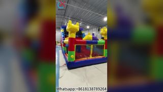 Bunte Hüpfburg mit Rutschspaß